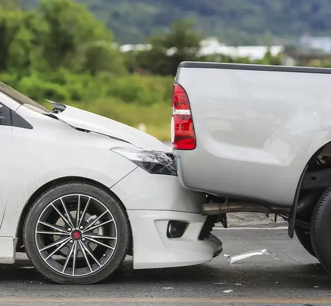 Batida entre dois carros com cobertura completa para colisão e danos a terceiros da RB Protege.