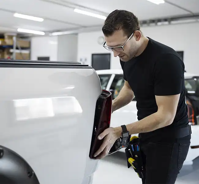 Técnico realizando reparos e manutenção em veículo protegido pela RB Protege.