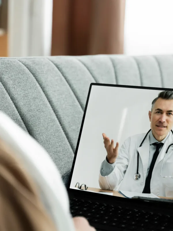 Associado utilizando o serviço de telemedicina e consulta médica online da RB Protege.