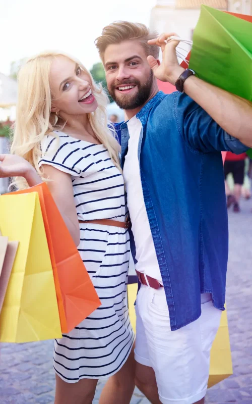 portrait-couple-with-shopping-bags